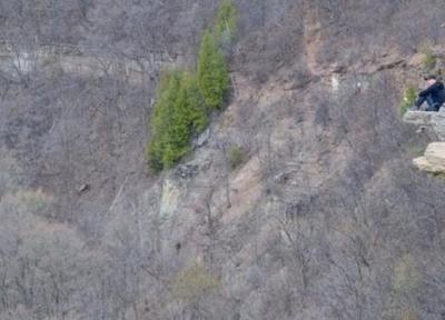 عکس عجیبی که جهانگرد در بالای صخره ثبت کرد