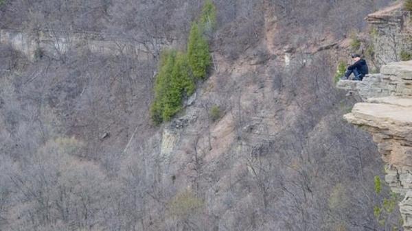 عکس عجیبی که جهانگرد در بالای صخره ثبت کرد